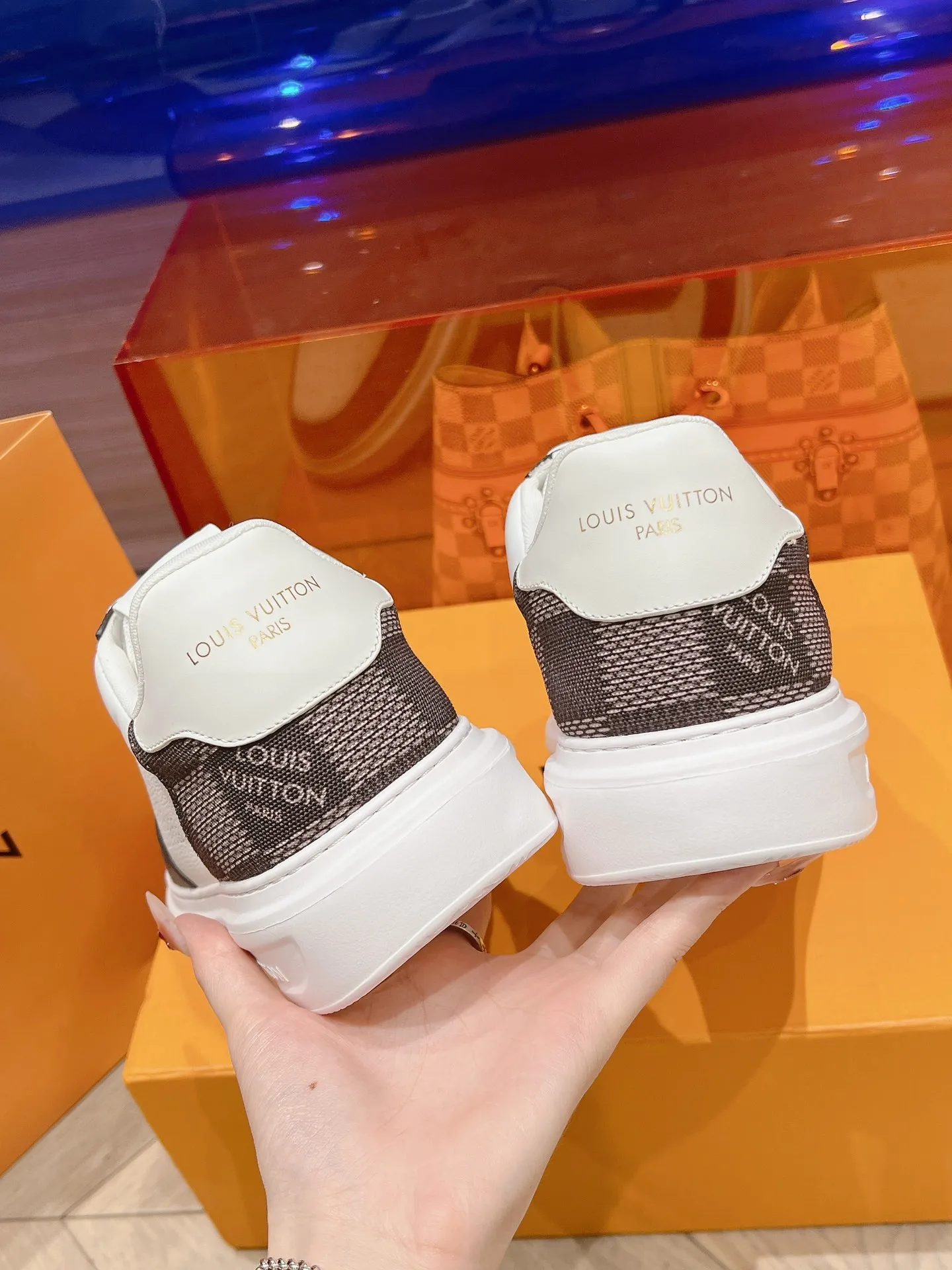 👟👟Ex-factory price 680👟👟 New LV white shoes for men, checkerboard series, plaid color matching, pure cowhide, 3D printed breathable holes, men's casual business travel shoes👟full of comfort, size: 37-45